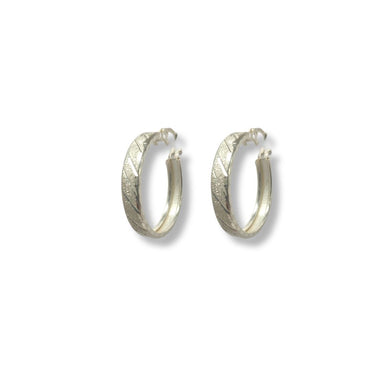 Aretes largos elegantes. Aretes arracadas mujer. Arracadas. Arracadas gruesas. Arracadas de moda 2024. Arracadas de plata. Arracadas de plata para mujer. Aretes de plata. Arracada de plata abrillantada con líneas. Aretes de argolla. Pendiente de aro. Plata esterlina. Plata ley 925. Plata pura. Plata 925.