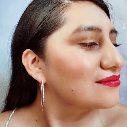Aretes largos elegantes. Aretes de plata. Aretes largos. Aretes plata. Aretes para mujer. Aretes. Aretes de moda 2024. Aretes pandora. Aretes Tous. Zirconia. Aretes para fiesta de noche. Aretes ferragamo. Aretes louis vuitton. Aretes de plata largos arcos. Plata esterlina. Plata ley 925. Plata pura. Plata 925.