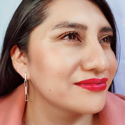 Aretes largos elegantes. Aretes de plata. Aretes largos. Aretes plata. Aretes para mujer. Aretes. Aretes de moda 2024. Aretes pandora. Aretes Tous. Zirconia. Aretes para fiesta de noche. Aretes ferragamo. Aretes louis vuitton. Aretes de plata largos brillositos. Plata esterlina. Plata ley 925. Plata pura. Plata 925.