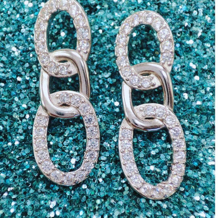 Aretes largos elegantes. Aretes de plata. Aretes largos. Aretes plata. Aretes para mujer. Aretes. Aretes de moda 2024. Aretes pandora. Aretes Tous. Zirconia. Aretes para fiesta de noche. Aretes ferragamo. Aretes louis vuitton. Aretes de plata largos tres eslabones. Plata esterlina. Plata ley 925. Plata pura. Plata 925.