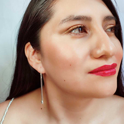 Aretes largos elegantes. Aretes de plata. Aretes largos. Aretes plata. Aretes para mujer. Aretes. Aretes de moda 2024. Aretes pandora. Aretes Tous. Zirconia. Aretes para fiesta de noche. Aretes ferragamo. Aretes louis vuitton. Aretes de plata largos varitas mágicas. Plata esterlina. Plata ley 925. Plata pura. Plata 925.