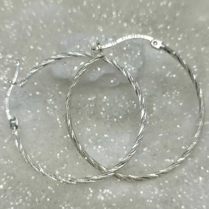 Aretes largos elegantes. Aretes arracadas mujer. Arracadas. Arracadas gruesas. Arracadas de moda 2024. Arracadas de plata. Arracadas de plata para mujer. Aretes de plata. Arracada de plata torcida abrillantado. Aretes de argolla. Pendiente de aro. Plata esterlina. Plata ley 925. Plata pura. Plata 925.