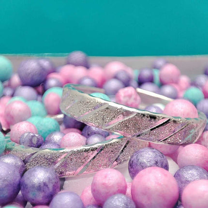 Aretes largos elegantes. Aretes arracadas mujer. Arracadas. Arracadas gruesas. Arracadas de moda 2024. Arracadas de plata. Arracadas de plata para mujer. Aretes de plata. Arracada de plata abrillantada con líneas. Aretes de argolla. Pendiente de aro. Plata esterlina. Plata ley 925. Plata pura. Plata 925.