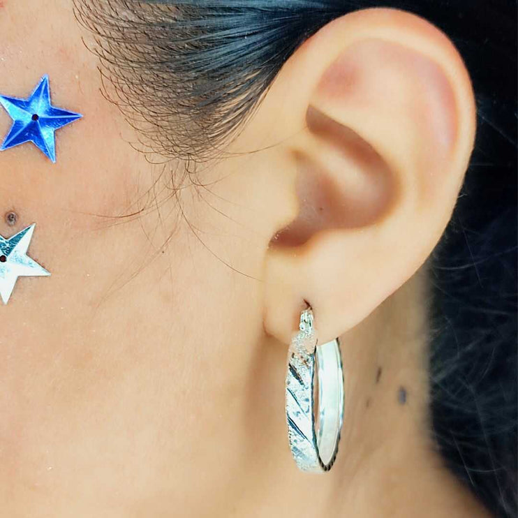 Aretes largos elegantes. Aretes arracadas mujer. Arracadas. Arracadas gruesas. Arracadas de moda 2024. Arracadas de plata. Arracadas de plata para mujer. Aretes de plata. Arracada de plata abrillantada con líneas. Aretes de argolla. Pendiente de aro. Plata esterlina. Plata ley 925. Plata pura. Plata 925.