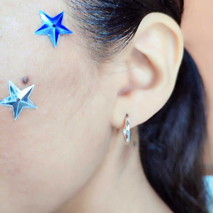 Aretes largos elegantes. Aretes arracadas mujer. Arracadas. Arracadas gruesas. Arracadas de moda 2024. Arracadas de plata. Arracadas de plata para mujer. Aretes de plata. Arracada de plata craqueladas. Aretes de argolla. Pendiente de aro. Plata esterlina. Plata ley 925. Plata pura. Plata 925.