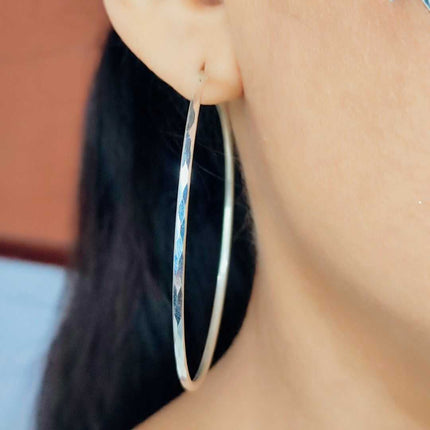 Aretes largos elegantes. Aretes arracadas mujer. Arracadas. Arracadas gruesas. Arracadas de moda 2024. Arracadas de plata. Arracadas de plata para mujer. Aretes de plata. Arracada de plata craqueladas. Aretes de argolla. Pendiente de aro. Plata esterlina. Plata ley 925. Plata pura. Plata 925.
