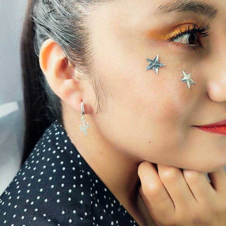 Aretes largos elegantes. Aretes arracadas mujer. Arracadas. Arracadas gruesas. Arracadas de moda 2024. Arracadas de plata. Arracadas de plata para mujer. Aretes de plata. Arracada de plata abrillantada con líneas. Aretes de argolla. Arracadas de plata de Cactus. Zirconia. Arete con zirconia. Aretes para fiesta de noche. Pendiente de aro. Plata esterlina. Plata ley 925. Plata pura. Plata 925.