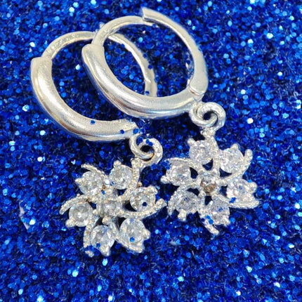 Aretes largos elegantes. Aretes arracadas mujer. Arracadas. Arracadas gruesas. Arracadas de moda 2024. Arracadas de plata. Arracadas de plata para mujer. Aretes de plata. Arracada de plata abrillantada con líneas. Aretes de argolla. Arracadas de plata de flor. Zirconia. Arete con zirconia. Aretes para fiesta de noche. Pendiente de aro. Plata esterlina. Plata ley 925. Plata pura. Plata 925.