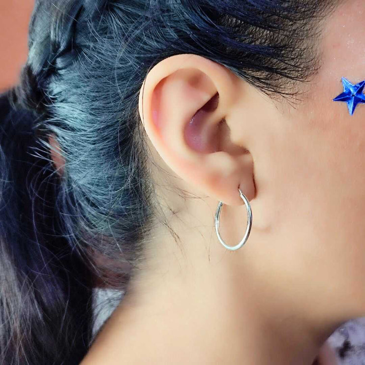 Aretes largos elegantes. Aretes arracadas mujer. Arracadas. Arracadas gruesas. Arracadas de moda 2024. Arracadas de plata. Arracadas de plata para mujer. Aretes de plata. Arracada de plata lisas. Aretes de argolla. Pendiente de aro. Plata esterlina. Plata ley 925. Plata pura. Plata 925.