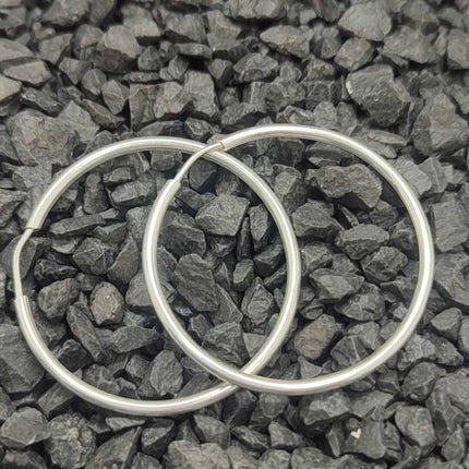 Aretes largos elegantes. Aretes arracadas mujer. Arracadas. Arracadas gruesas. Arracadas de moda 2024. Arracadas de plata. Arracadas de plata para mujer. Aretes de plata. Arracada de plata lisas. Aretes de argolla. Pendiente de aro. Plata esterlina. Plata ley 925. Plata pura. Plata 925.
