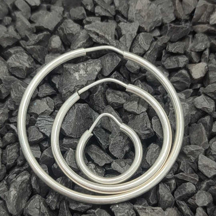 Aretes largos elegantes. Aretes arracadas mujer. Arracadas. Arracadas gruesas. Arracadas de moda 2024. Arracadas de plata. Arracadas de plata para mujer. Aretes de plata. Arracada de plata lisas. Aretes de argolla. Pendiente de aro. Plata esterlina. Plata ley 925. Plata pura. Plata 925.
