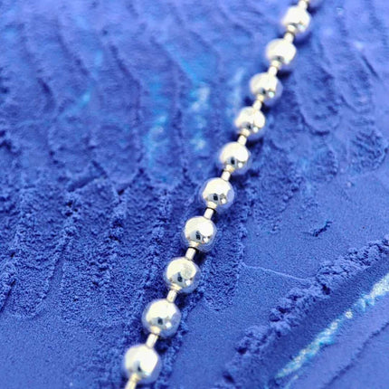 Cadena. Cadena de plata. Cadena para mujer. Cadena de moda. Cadenas 2025. Cadenas de plata para mujer. Cadena 2025. Cadena collar. Collar tiffany. Tous. Cadena joyería. Cadena de plata bolitas pequeñas. Plata esterlina. Plata ley 925. Plata pura. Plata 925.
