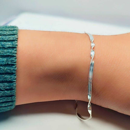 Pulsera de plata. Pulsera plata. Pulseras de plata. Pulseras mujer. Pulseras para mujer. Pulsera cartier mujer. Pulsera Tiffany. Pulsera Pandora. Pulsera Tous. Pulsera Shasa. Pulsera joyería. Pulseras moda 2024. Pulsera moda. Pulseras para mi esposa. Plata esterlina. Plata ley 925. Plata pura. Plata 925. Pulsera de plata torcida.