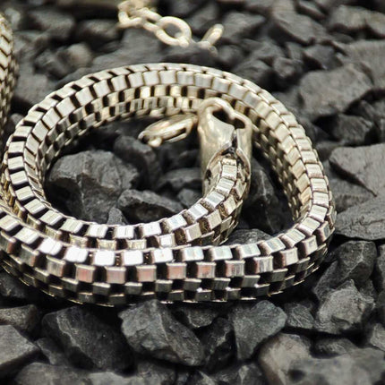 Pulsera de plata. Pulsera plata. Pulseras de plata. Pulseras mujer. Pulseras para mujer. Pulsera cartier mujer. Pulsera Tiffany. Pulsera Pandora. Pulsera Tous. Pulsera Shasa. Pulsera joyería. Pulseras moda 2024. Pulsera moda. Pulseras para mi esposa. Plata esterlina. Plata ley 925. Plata pura. Plata 925. Pulseras para hombre. Pulseras hombre. Pulsera de plata trenzada en cuadritos.